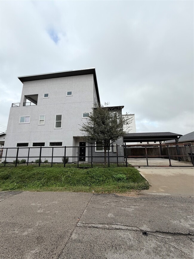 Building Photo - 202 N York St