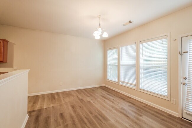 Foto del edificio - 2363 Walnut Tree Ln