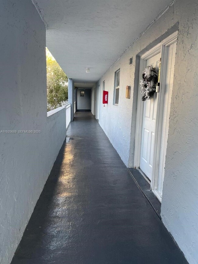 Building Photo - 9375 Fontainebleau Blvd