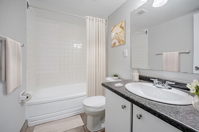 520 Wellington Bathroom - 520 Wellington Street