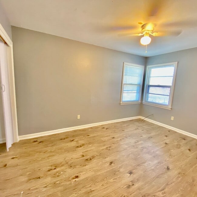 Foto del edificio - Handyman Special $0 First Month's Rent / “You fix, you SAVE BIG!!” Contact Mayshell for details: ...