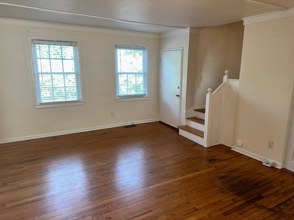 Foto principal - Adorable 2 Bedroom Condo in Selwyn Village!