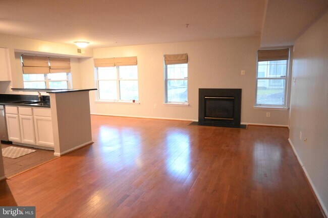 Foto del edificio - 13900 Farnsworth Ln