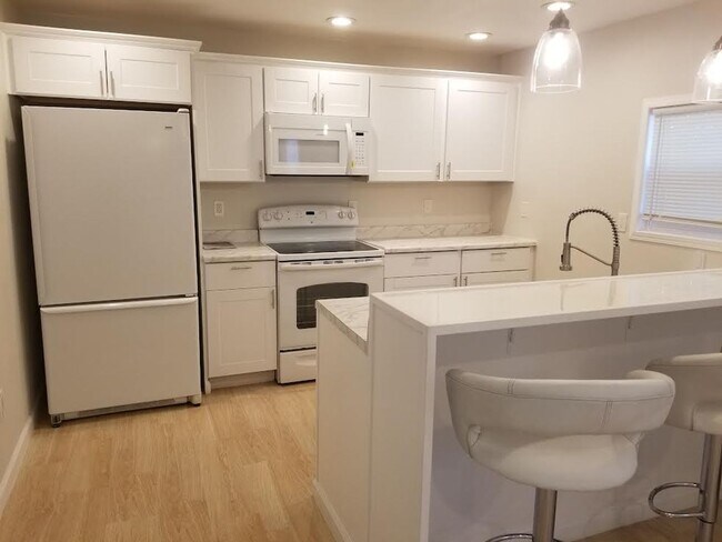 Building Photo - Remodeled 2 Bedroom- Minutes from Las Vegas Strip!!