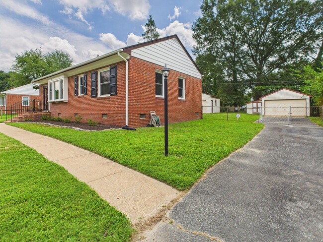 Building Photo - 1709 Glenview Rd