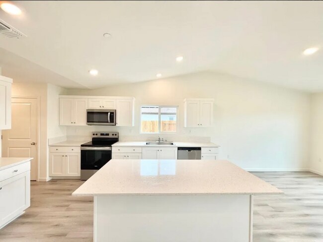 Foto del edificio - 2476 Cellar St