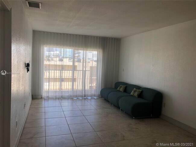 Foto del edificio - 677 NE 24th St