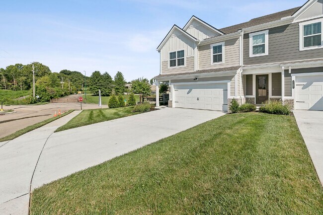Foto del edificio - Brand new townhouse / 3 bed - 2.5 bath - 2...