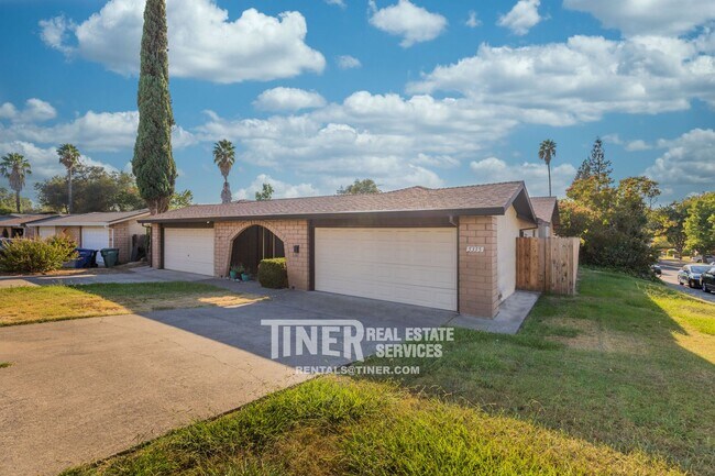 Building Photo - Spacious Duplex in Fair Oaks