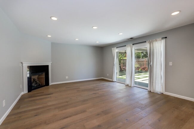 Building Photo - 4 Bed / 2 Bath Updated Redwood City Home w...
