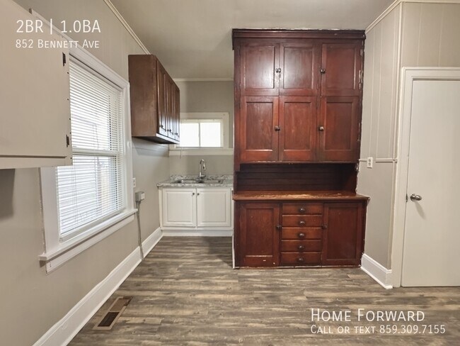 Foto del edificio - 852 Bennett Ave