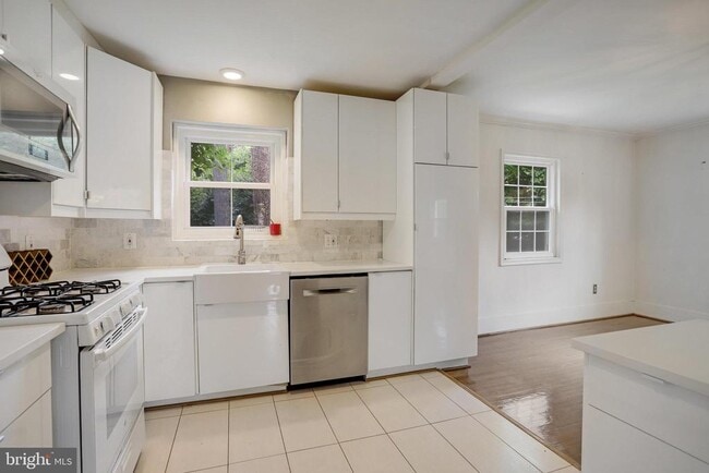 Foto del edificio - 5370 Pooks Hill Rd