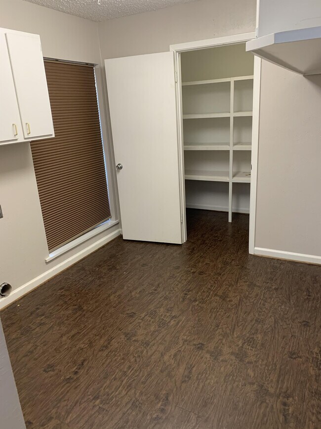 Building Photo - 305 Meadowbrook Dr