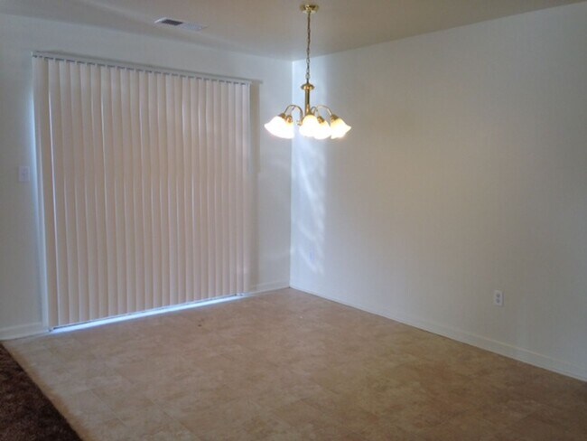 Foto del edificio - 1756 Eugenia Ave