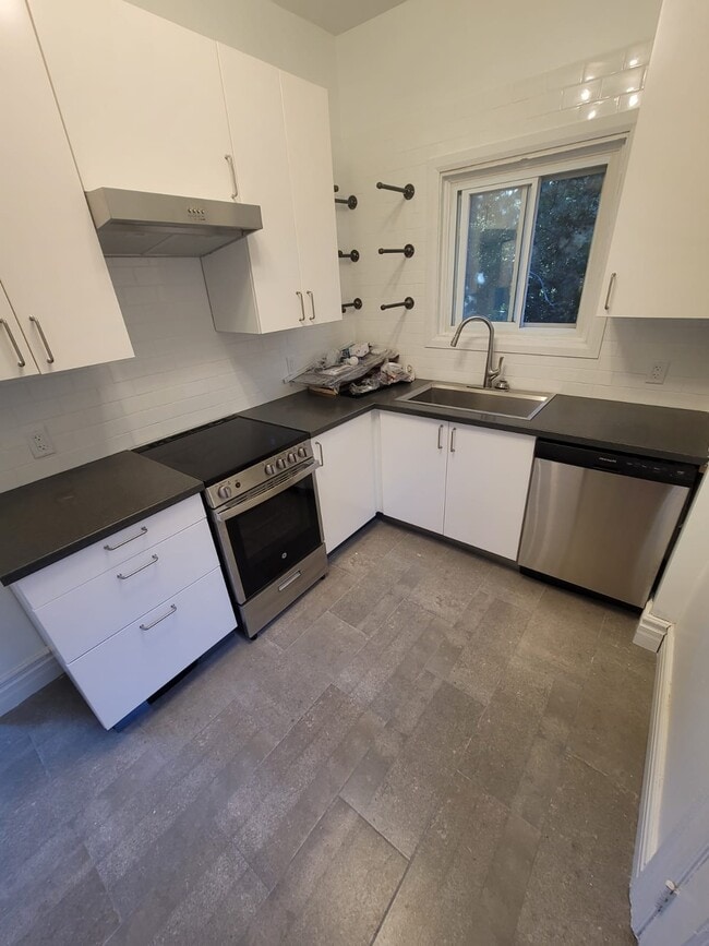 Building Photo - 2 Bedroom in Desirable Location Steps to Locke St