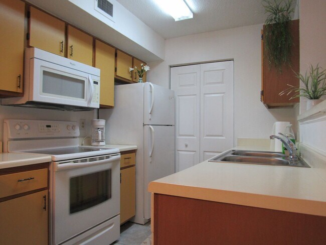 Foto del edificio - Venetian Palms 12640-1911