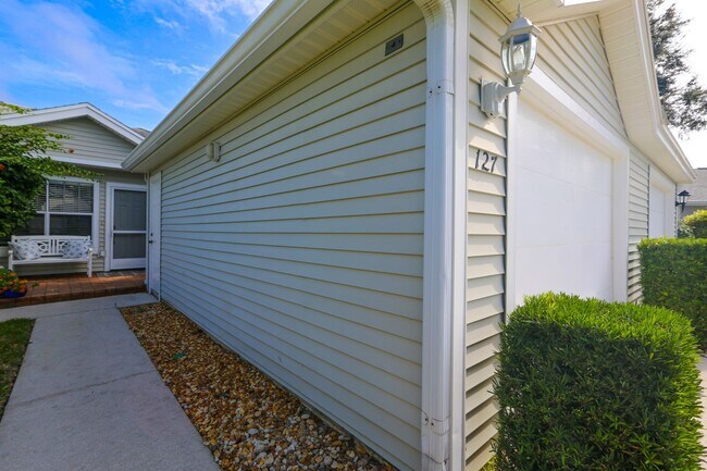 Foto del edificio - ***FULLY FURNISHED ANNUAL RENTAL***KINGS LAKE - 2 BED / 2 BATH***GARAGE***LAKE / PRESERVE VIEWS**...