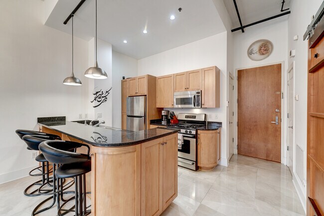 ¡Asientos en la isla de la cocina con lámparas colgantes de diseño! - 2328 Champlain St NW
