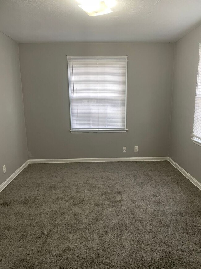 Building Photo - 2/1 Available at 1242 Kenmore St