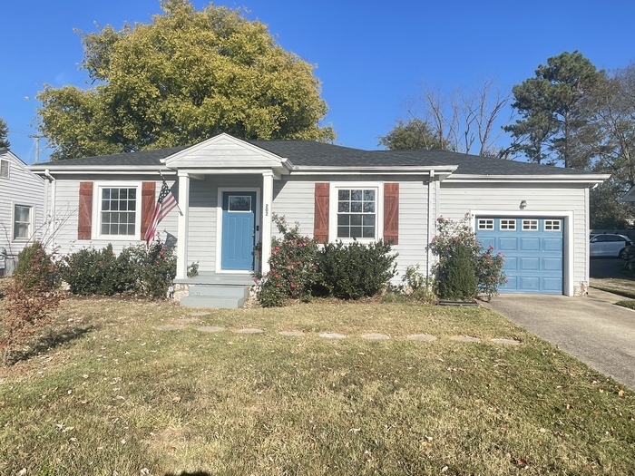 Primary Photo - Cottage in Gallatin, one car garage, renov...