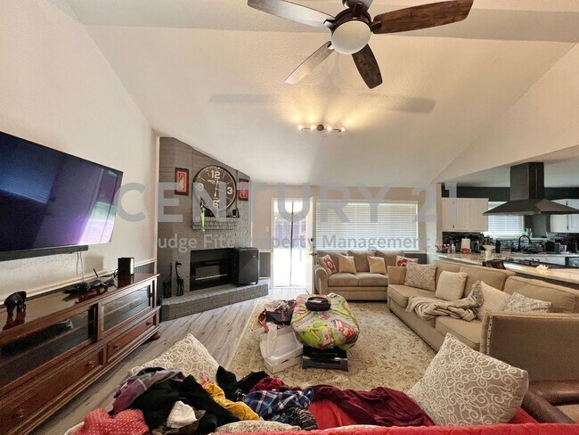 Building Photo - Stylish and Updated 3/2/2 in Bedford For R...