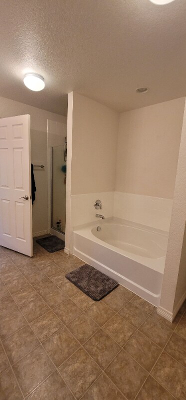 Building Photo - 9565 Castle Oaks Dr