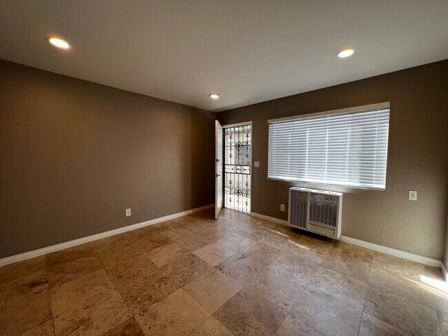 Building Photo - Charming and Upgraded North Park Townhome