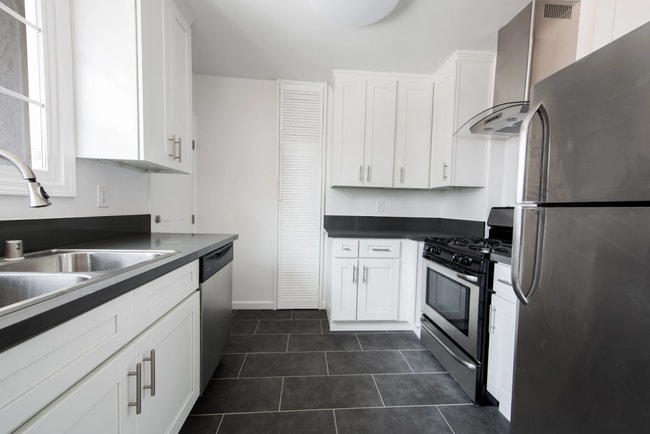 Foto del edificio - Completely Remodeled 2 Bed 1 Bath in the h...