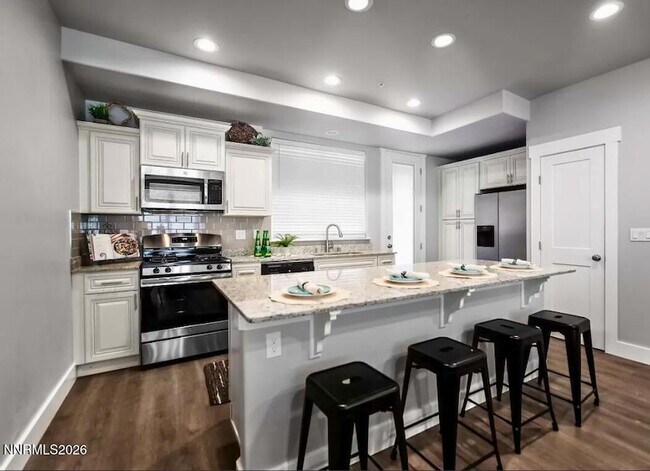 Foto del edificio - 770 Bluffs Ct