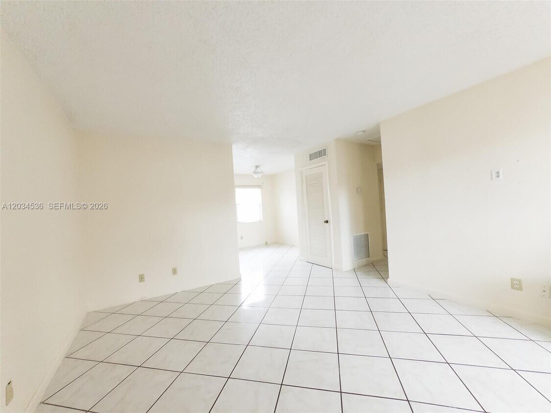 Foto del edificio - 5870 NW 16th Pl
