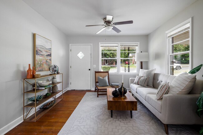 Foto del edificio - Charming 3-Bedroom Brick Home – Comfort, S...