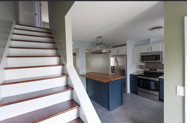 Acceso al piso superior - 3000 Golden Rd