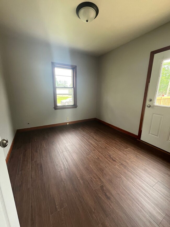 Building Photo - 3 bedroom one bath home