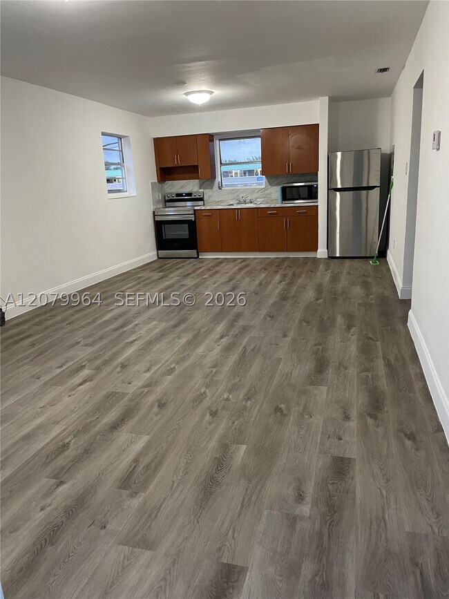 Foto del edificio - 633 NW 23rd Pl