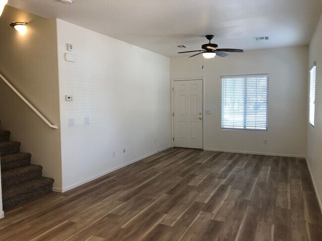 Building Photo - LARGE 4 BEDROOM, 2.5 BATH 2 STORY IN GATED...