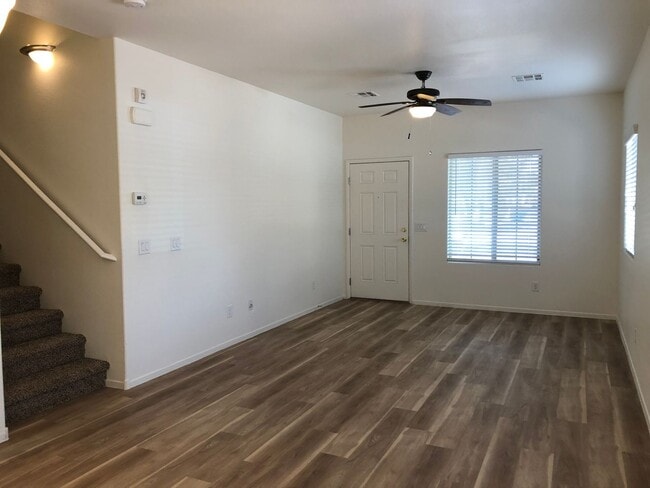 Foto del edificio - LARGE 4 BEDROOM, 2.5 BATH 2 STORY IN GATED...