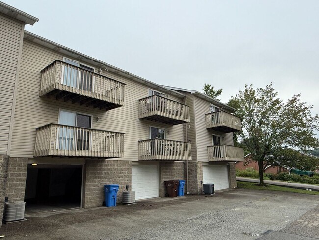 Foto del edificio - Beautiful 2 Bedroom Townhome - Only Steps ...
