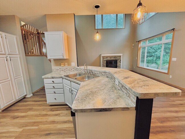 Foto del edificio - Gorgeous 3 Bedroom 4 Bath End Unit in Eagan