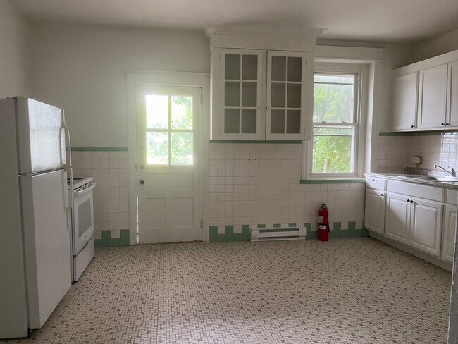 Building Photo - Newly Renovated 3 Bedroom House