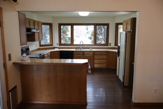 Building Photo - Spacious Home with Large pet friendly yard