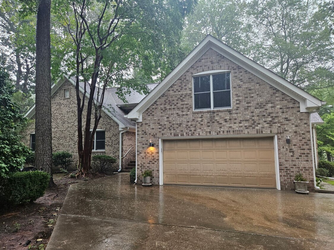 Foto principal - Charming Brick Home with Serene Lake Views!