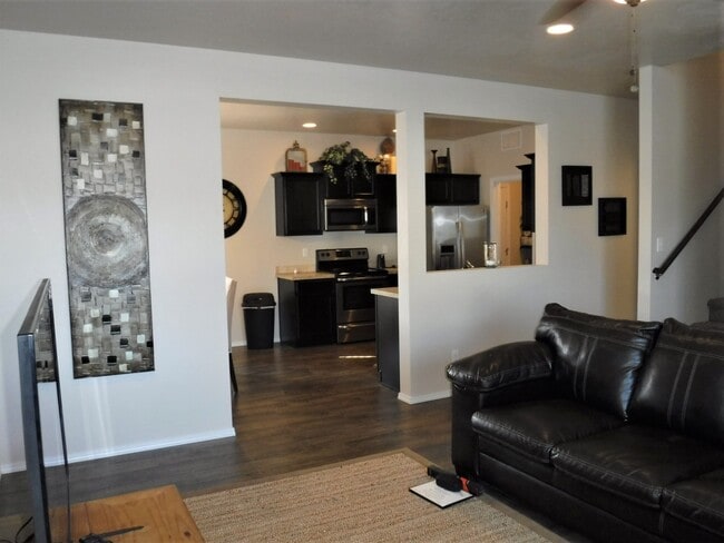 Building Photo - 4 bed 2.5 bath home just off Pine Ave and N Black Cat Rd.