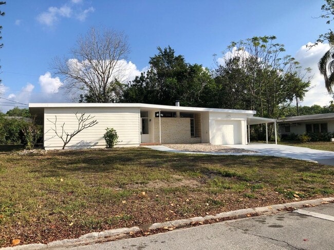 Building Photo - Retro 2-bed/2-bath Sarasota Home For Rent