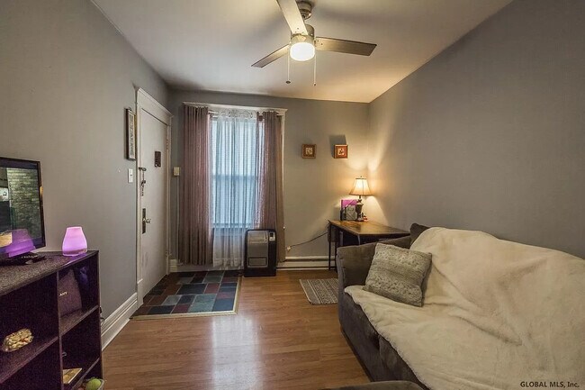 Sala de estar - 4 1/2 Hibbard St