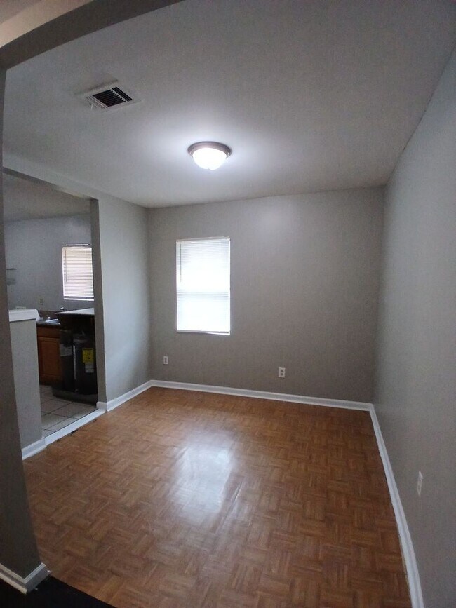 Building Photo - Charming 3 bedroom 1 bath home - $99 Move ...