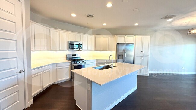 Building Photo - 9830 E Tahoe Ave