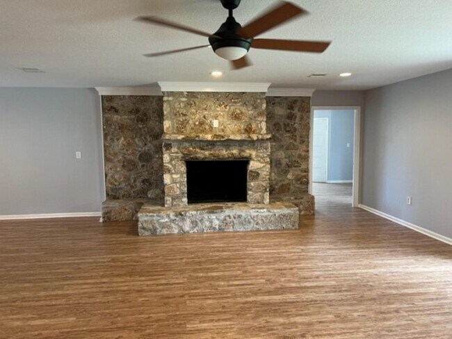 Foto del edificio - 22985 Hwy 105 W