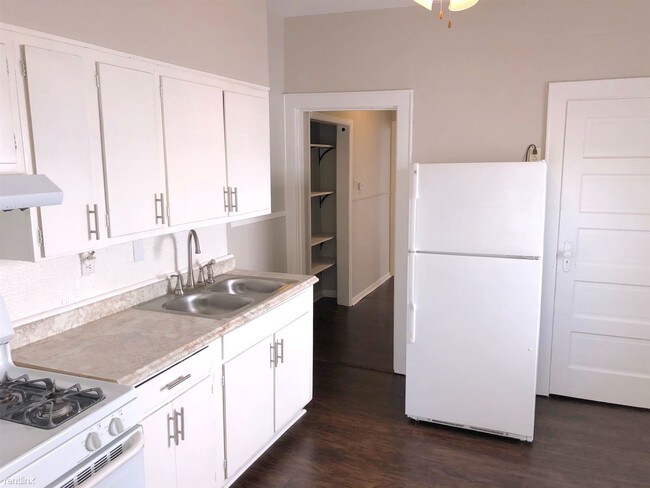 Foto del edificio - 1006 Churchman Ave