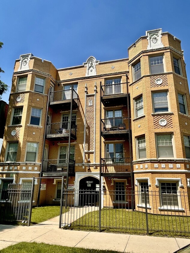 Foto principal - 2707 W Glenlake Ave