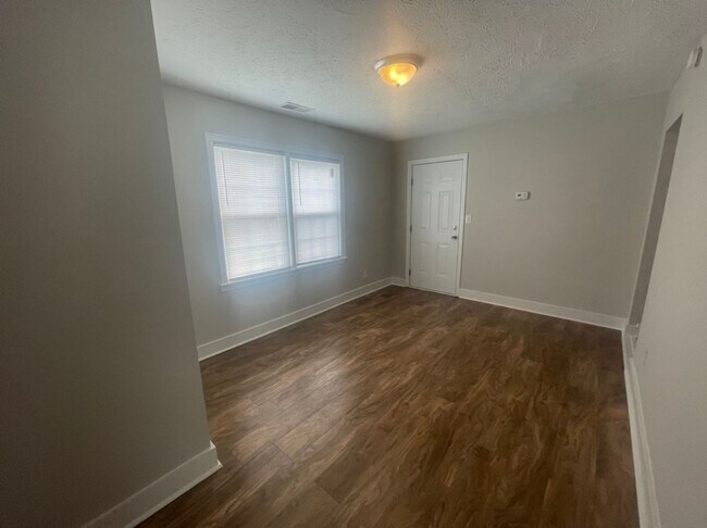 Foto del edificio - 1919-D Ft.Bragg Rd~ Haymount